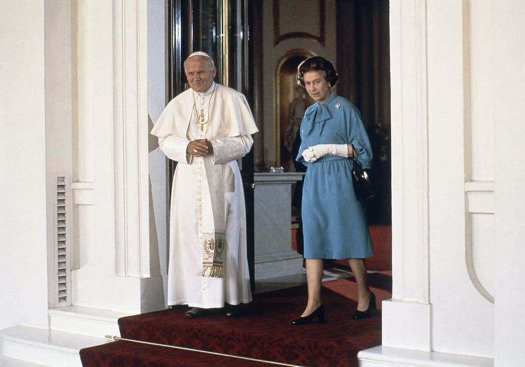 Johannes Paul II. besucht 1982 als erster Papst seit der Abspaltung der anglikanischen Kirche 1534 Grossbritannien. Elizabeth empfängt ihn im Buckingham-Palast.