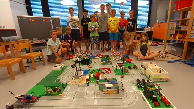 Die Teilnehmerinnen und Teilnehmer des Ferienpass-Kurses «Mit Lego eine Stadt bauen».