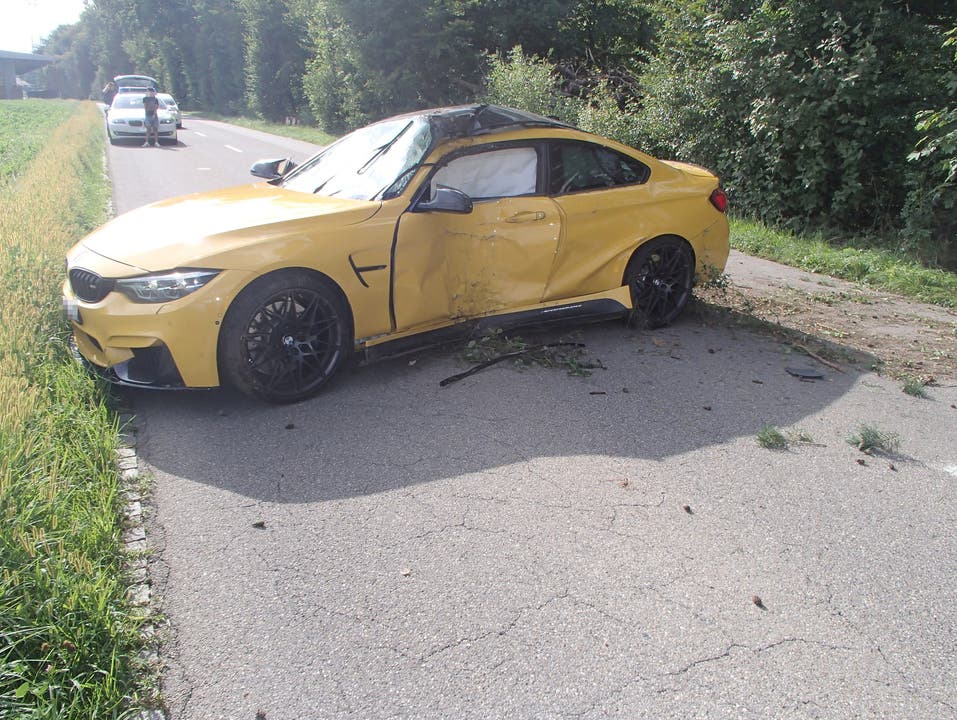 Rupperswil AG, 21: August: Ein Autolenker verlor die Kontrolle über sein Fahrzeug und prallte in einen Baum.