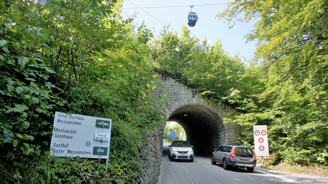 Auf der Strasse ist der künftige Fussgängerbereich markiert. Im Tunnel wird der Bereich zu einem Trottoir ausgebaut.