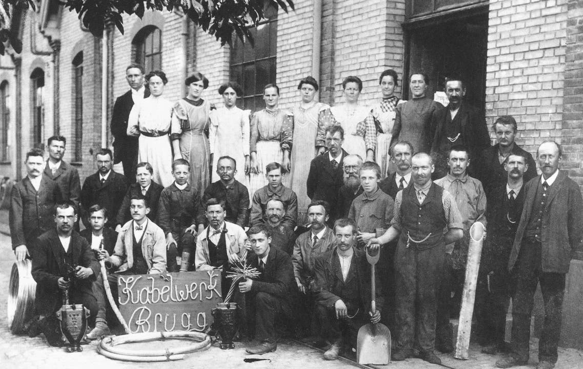 So präsentierte sich das Fabrikpersonal im Jahr 1912.