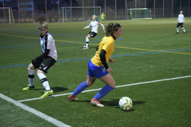 Céline Roth – im Bild im gelben Shirt und am Ball – und der FC Schlieren wollen in der neuen Saison nichts mit dem Abstiegskampf zu tun haben.