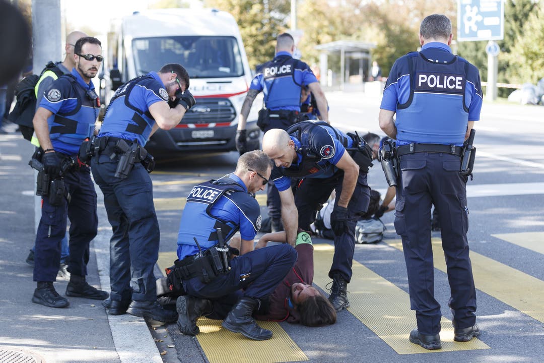 Einige der Protestierenden werden von der Lausanner Polizei abgeführt. (KEYSTONE/Cyril Zingaro)