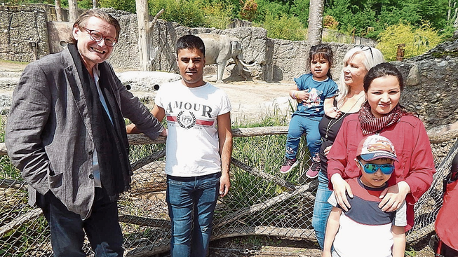 Brigitte Bader (3. v. r.) und ihr Partner Philppe Dätwyler (l.) mit Familie Azizi im Zoo Zürich.