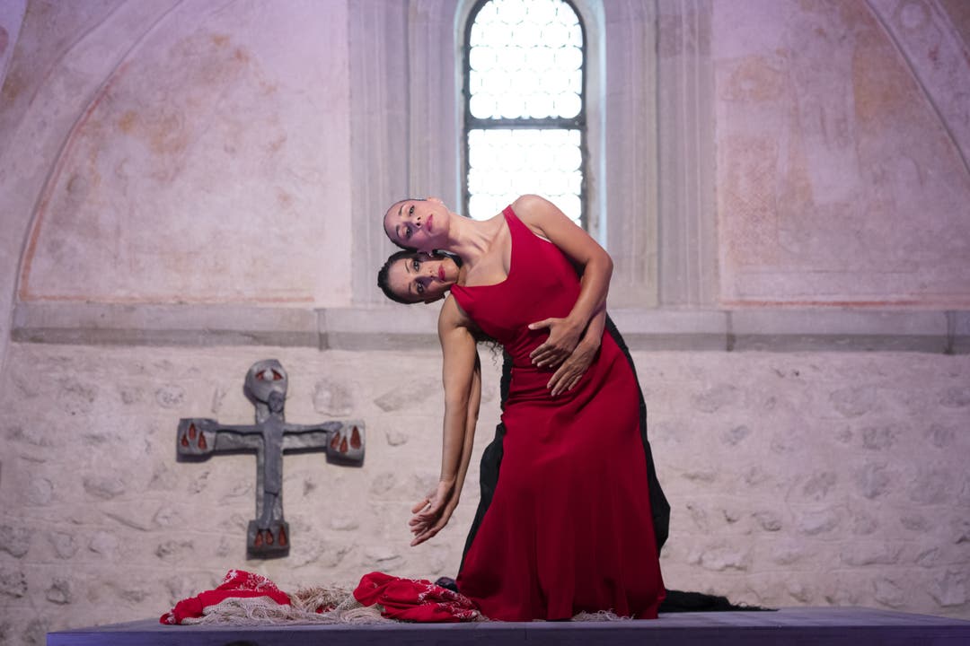 Die Vorstellung «feu sacré» der Tanzcompagnie Flamencos en route wird im Rahmen der Feierlichkeiten zum Gedenken an die Nonne und Schriftstellerin Silja Walter im Kloster Fahr gezeigt. Die Vorstellung begann in der St. Anna Kapelle.