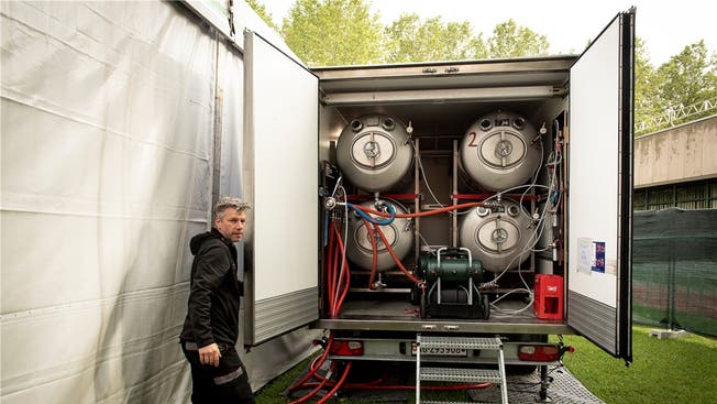 Aus diesen vier Tanks (je 1000 Liter) fliesst das Bier eines der grossen Zelte. Stefan Felix, Eventcoach von Feldschlösschen, organisiert die Logistik.