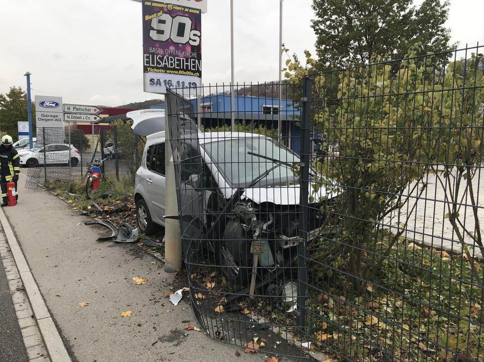 Bubendorf BL, 8. November: Ein 79-jähriger Autolenker kam wegen Sekundenschlafs ab von der Hauptstrasse, überquerte die Gegenfahrbahn und durchschlug einen Zaun. Er blieb unverletzt, sein Wagen wurde stark beschädigt.
