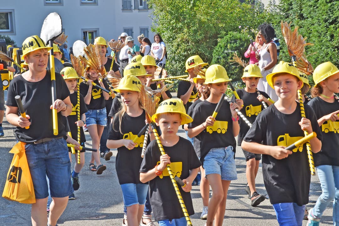 Mit einem Umzug eröffneten über 500 Schulkinder am Samstagmorgen das zweitägige Festwochenende in Wangen bei Olten.