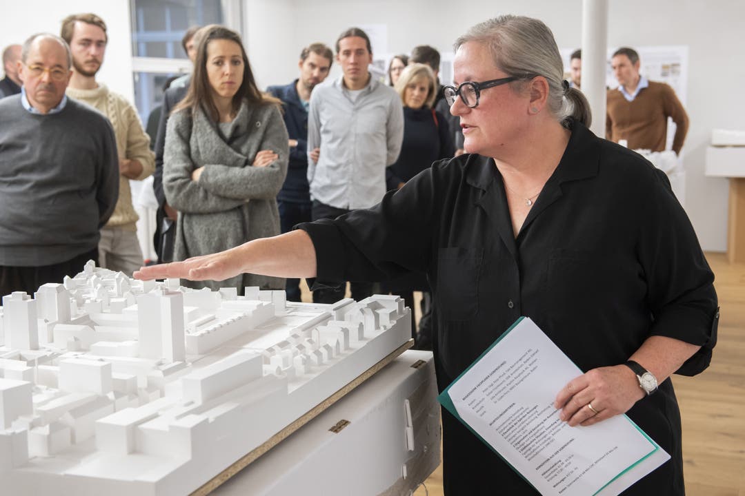 Heidi Berger zeigt die Modelle der neun Hochhaus-Ideen.