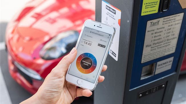 Ab dem 1. Oktober kann man an den Parkuhren in Wohlen die Gebühren auch per Smartphone bezahlen. (Bild: zvg)