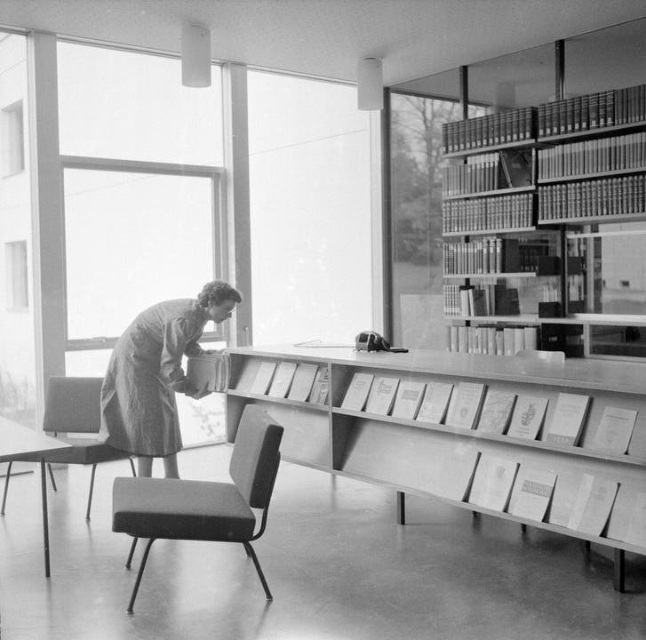 Mitarbeiterin der Kantonsbibliothek beim Auslegen von aktuellen Zeitschriften im Lesesaal.