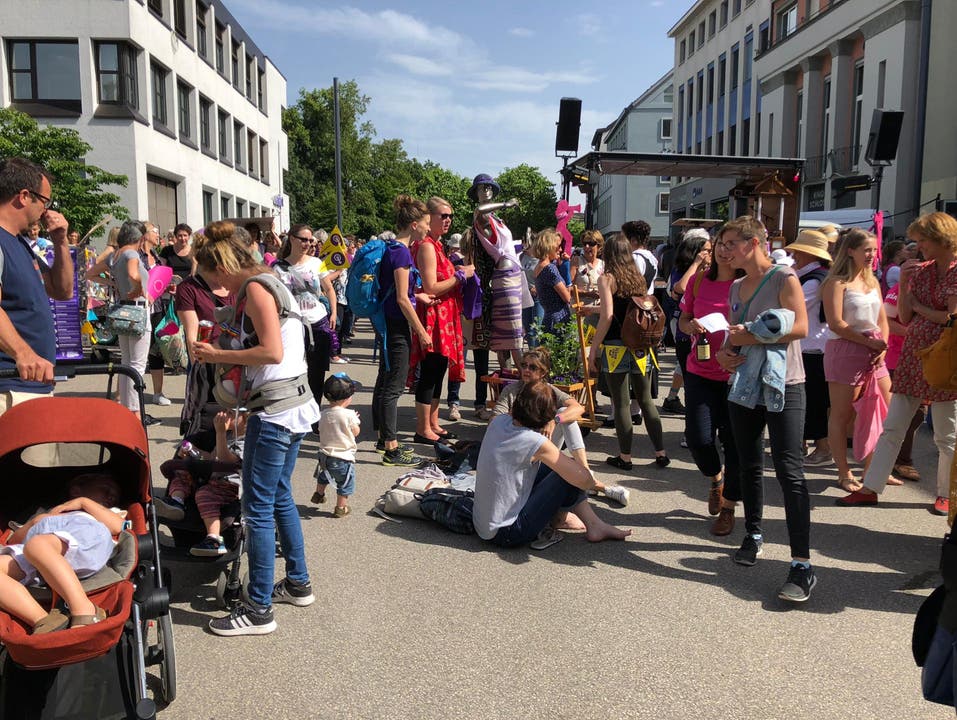 Nachmittagsdemo: Aufmarsch der Frauen in Aarau.