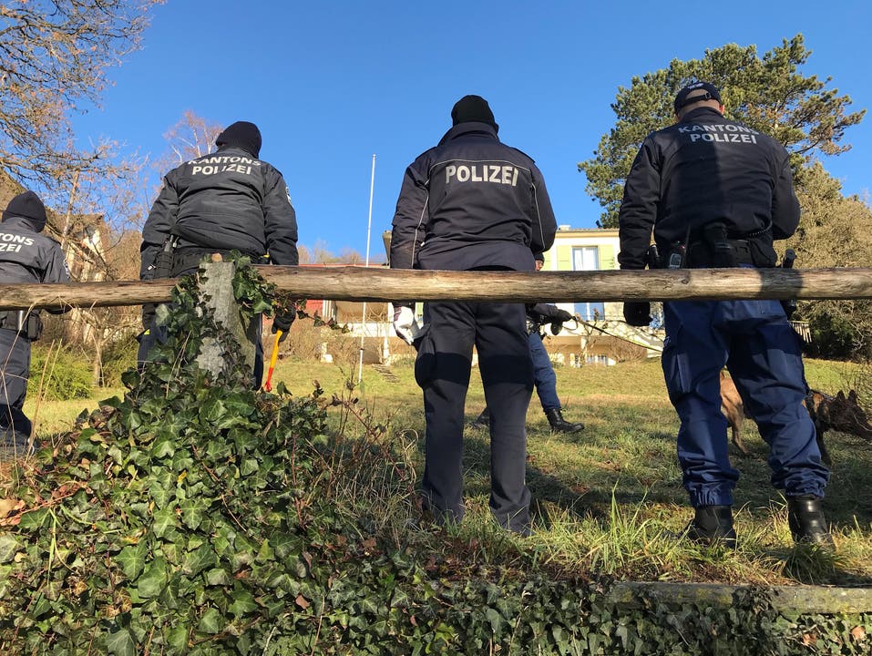 Die Kantonspolizisten durchforsten am Freitagmorgen die Umgebung nach Hinweisen zur zunächst unbekannten Täterschaft.