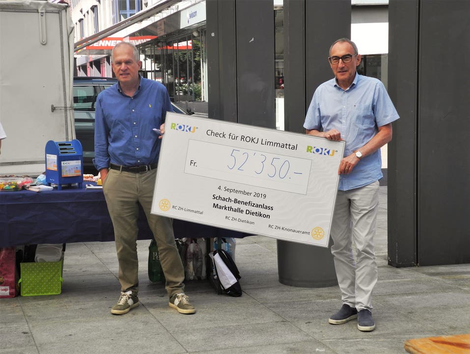 Der Verein ROKJ Limmattal erhielt 52350 Franken Sponsorengelder. Peter Pfiffner (links) und Stadtrat Rolf Schären eröffnen den Anlass.