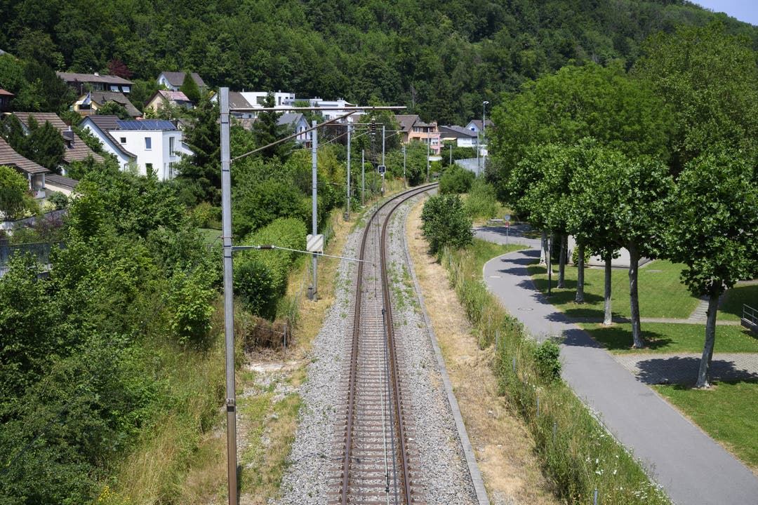  Die Gleise der ehemaligen Nationalbahn: Die Strecke wird kaum noch befahren. Wiederholt kommt der Wunsch auf, sie für ein Stadttram umzunutzen.