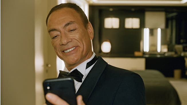 Hat Jean-Claude Van Damme gerade den Jackpot geknackt? Sein straffes Lächeln könnte hierfür sprechen.