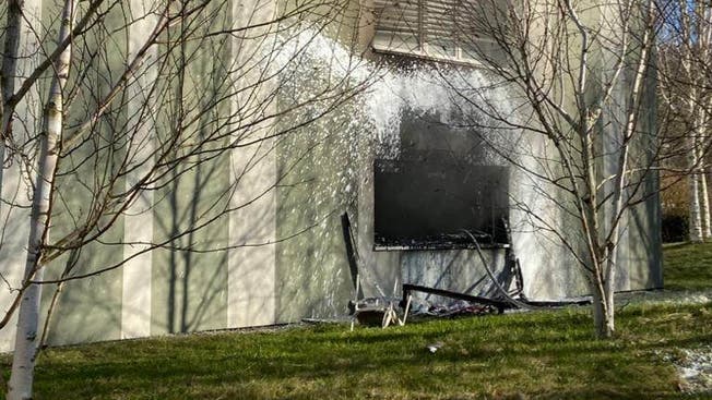 Die Feuerwehr konnte den Brand löschen und die weitere Ausbreitung im Mehrfamilienhaus verhindern.
