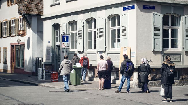 Warteschlange vor dem Caritas Laden in Basel an der Ochsengasse