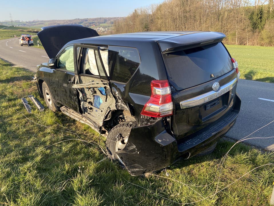Lengnau AG, 2. April: Zwei Autos stiessen ausserorts heftig zusammen. Verletzt wurde niemand. Es entstand grosser Sachschaden.