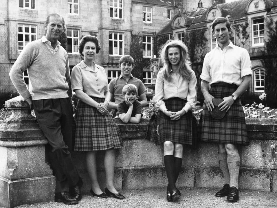 Philip und Elizabeth feiern 1972 ihren 25. Hochzeitstag mit ihren Kindern Andrew (hinten), Edward, Anne und Charles.