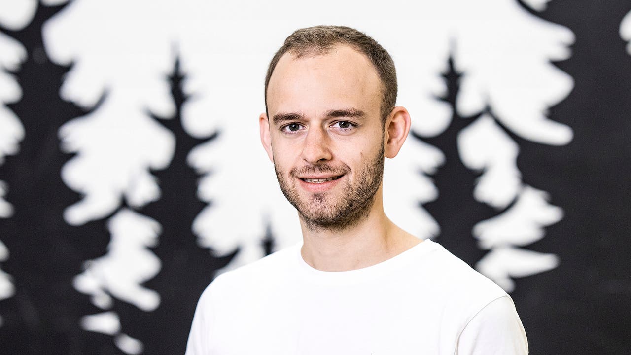 Nicholas Hänny (27) aus Lenzburg Mitgründer und CEO des 2016 gegründeten Start-ups Nikin. Das Modelabel produziert fair und nachhaltig und hat bereits 20 Angestellte. Für jedes verkaufte Produkt wird ein Baum gepflanzt.