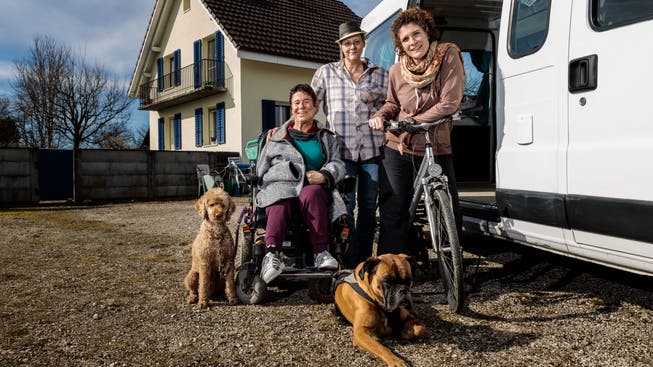 Sie wollen's wissen: Gemeinsam werden sich (v.l) Hund Ivo, Daniela Moser, Cornelia Hess, Esther Lattmann und Hund Samu auf eine 75-tägige Reise nach Spanien machen.
