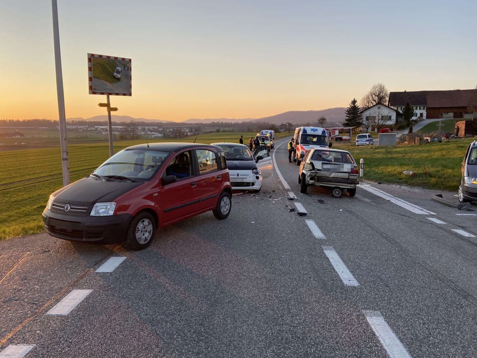 Hendschiken AG, 1. April: Bei einer Kollision von drei Autos ist ein Sachschaden von 25'000 Franken entstanden. Personen wurden nicht verletzt.