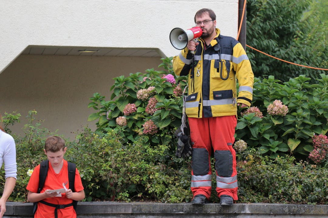 Michal Felt, OK-Präsident des Kellerfests und Mitglied beim Feuerwehrverein Oetwil, kommentiert die Feuerwehrübung.