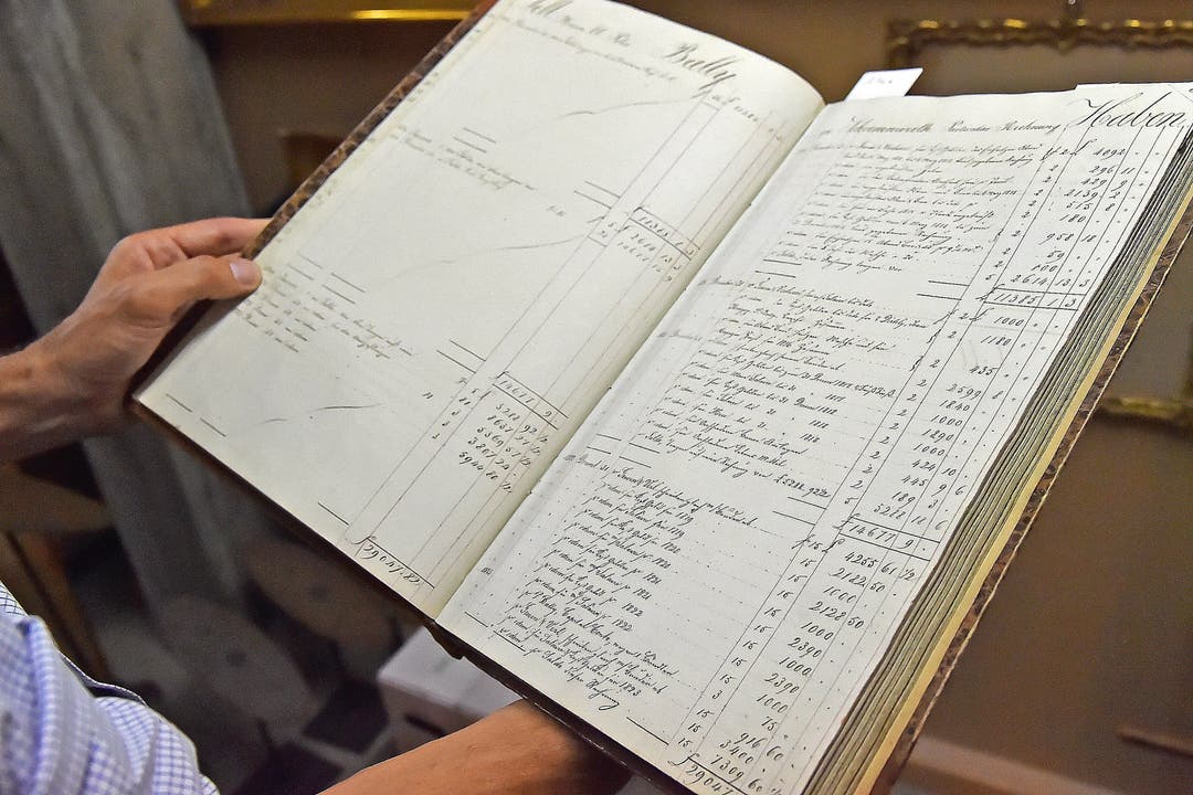 Unter den Objekten können auch alte Bücher mit Jahresrechnungen durchgeblättert werden. Das älteste stammt von 1815.