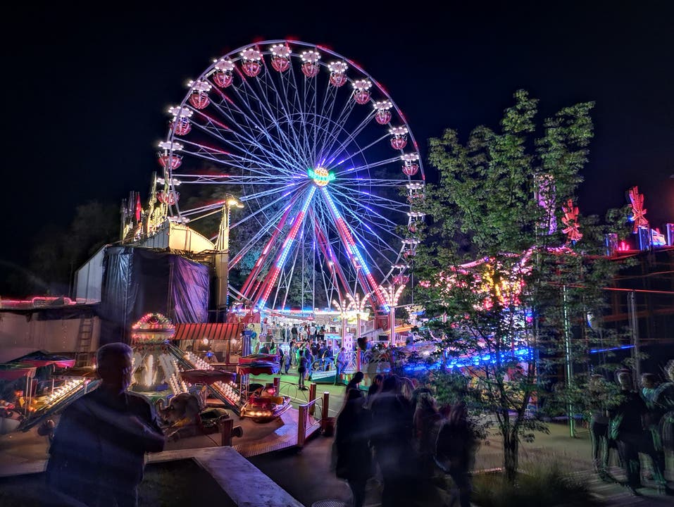 Der Lunapark bei Nacht am Stadtfest.