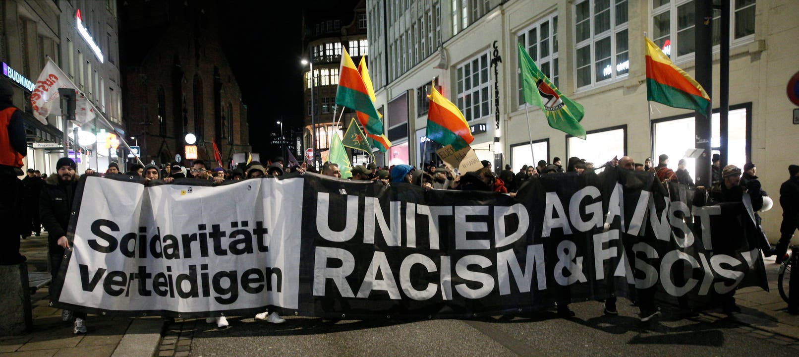 Hamburger haben am Donnerstagabend gegen Rassismus demonstriert.
