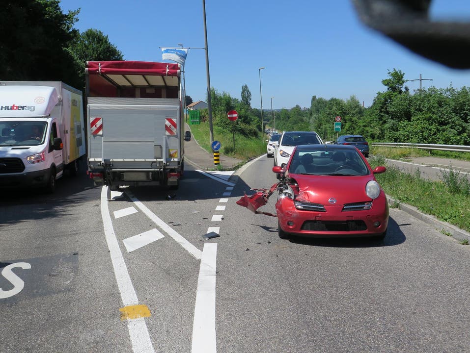 Duggingen BL, 28. Juni: Bei einer Kollision zwischen einem Lieferwagen und einem Personenwagen auf der Einfahrt in die A18 wurde am Freitagnachmittag eine Person leicht verletzt.