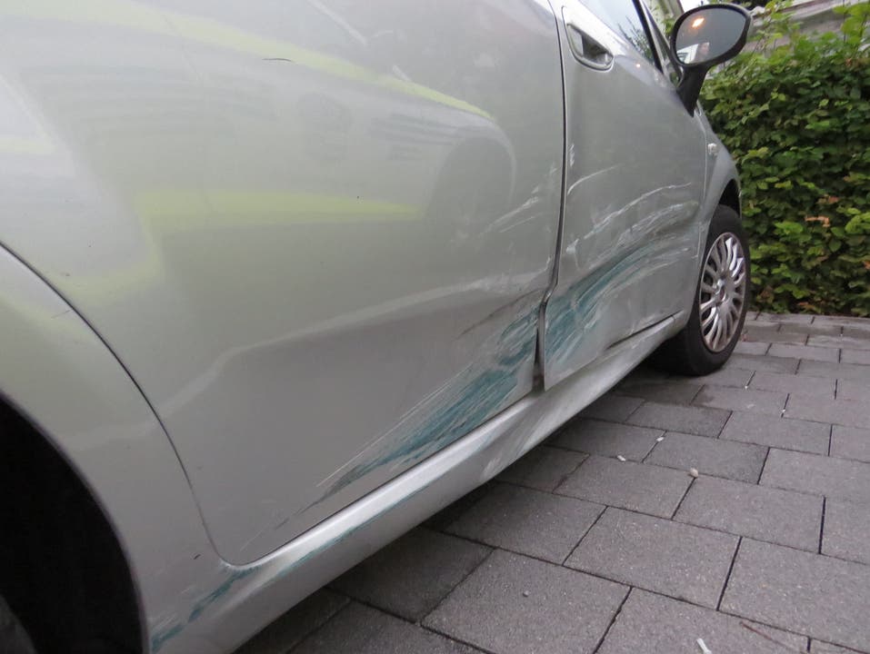 Menziken AG, 2. September: Weil eine Autofahrerin den Vortritt missachtete, kollidierten in Menziken zwei Fahrzeuge. Verletzt wurde dabei niemand. Die Unfallverursacherin entfernte sich von der Unfallstelle, ohne sich um den Schaden zu kümmern.