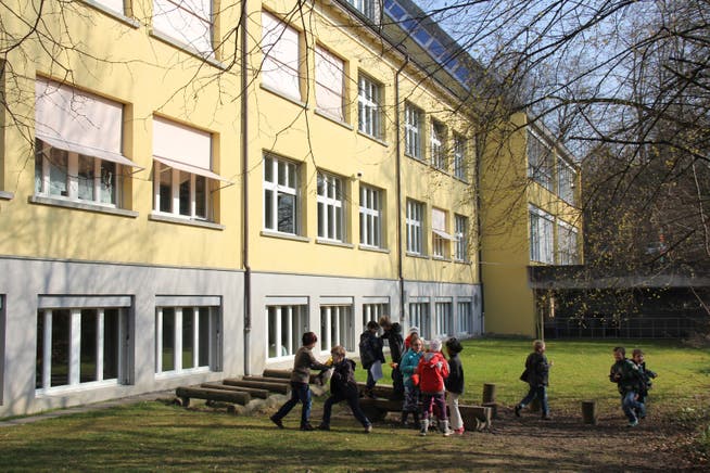 Das Schulhaus Rothbleicherain soll zusätzliche Klassenzimmer erhalten und erdbebensicher gemacht werden.