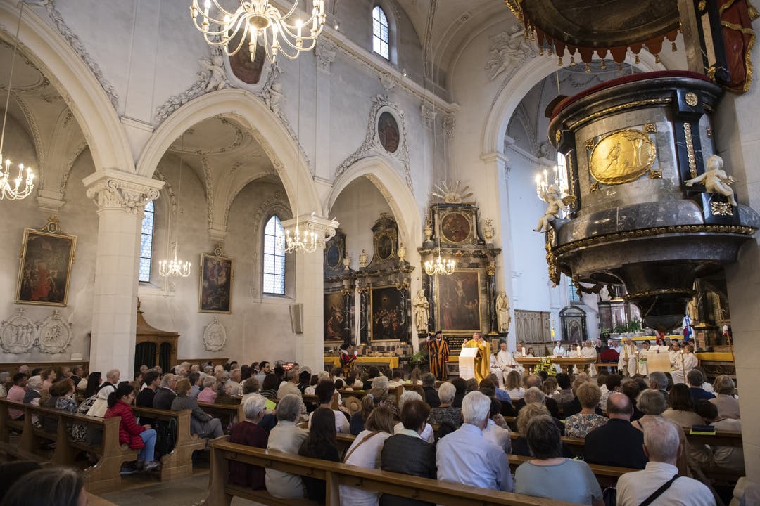Fronleichnam-Messe Fronleichnam-Messe und Fronleichnams-Prozession mit Stadtpfarrer Josef Stübi und unter Mitwirkung von vier Schweizergardisten