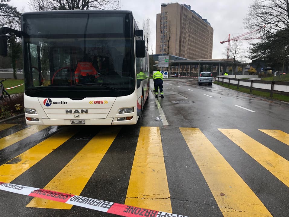 Baden AG, 29. November: Ein 75-jähriger wird auf dem Fussgängerstreifen von einem Renault angefahren und unter einen Linienbus geschleudert und eingeklemmt.