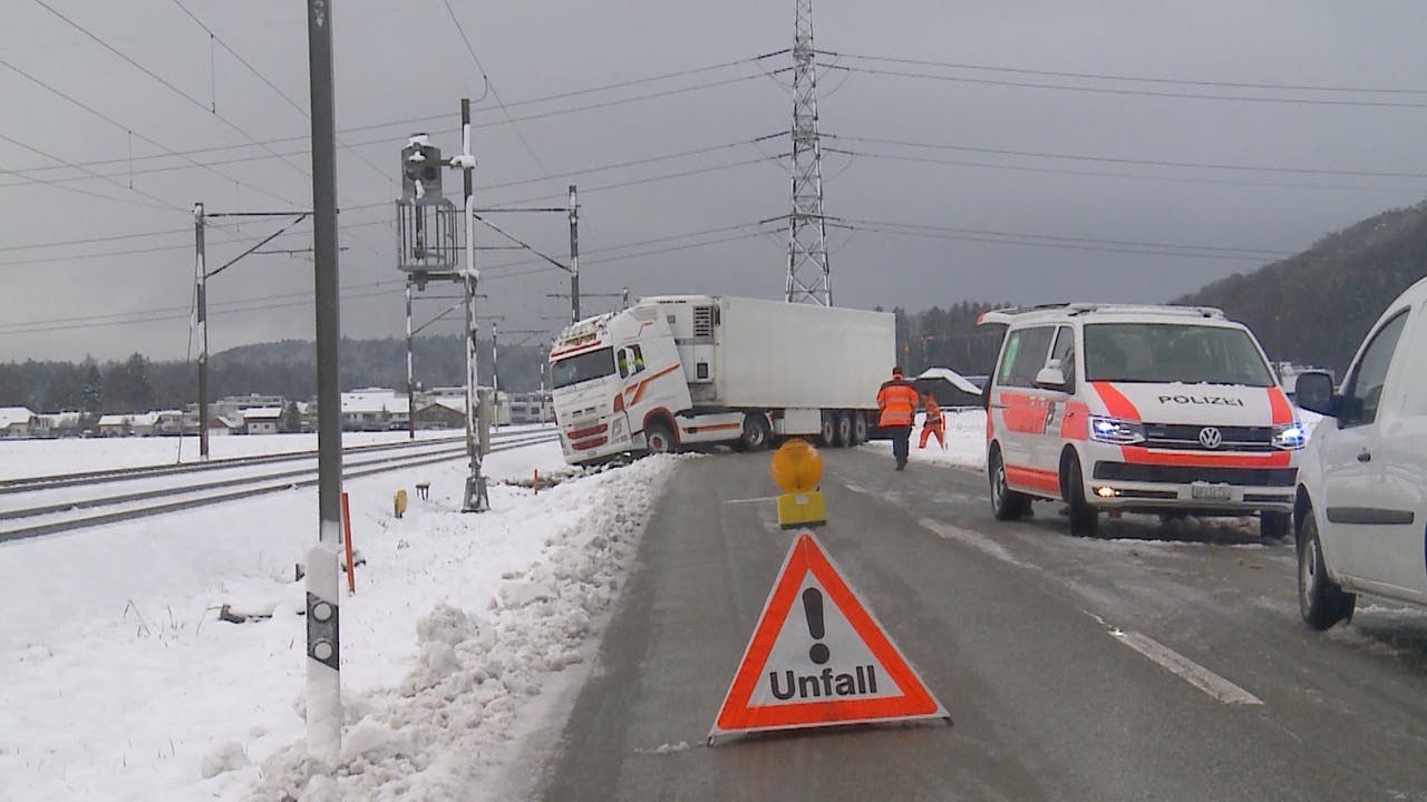 Deitingen SO, 13. Dezember: Ein Sattelschlepper geriet aus der Fahrbahn auf der Wangenstrasse. Die Strasse musste gesperrt werden. 14 Verkehrsunfälle ereigneten sich im Kanton Solothurn nach dem ersten Schneefall.