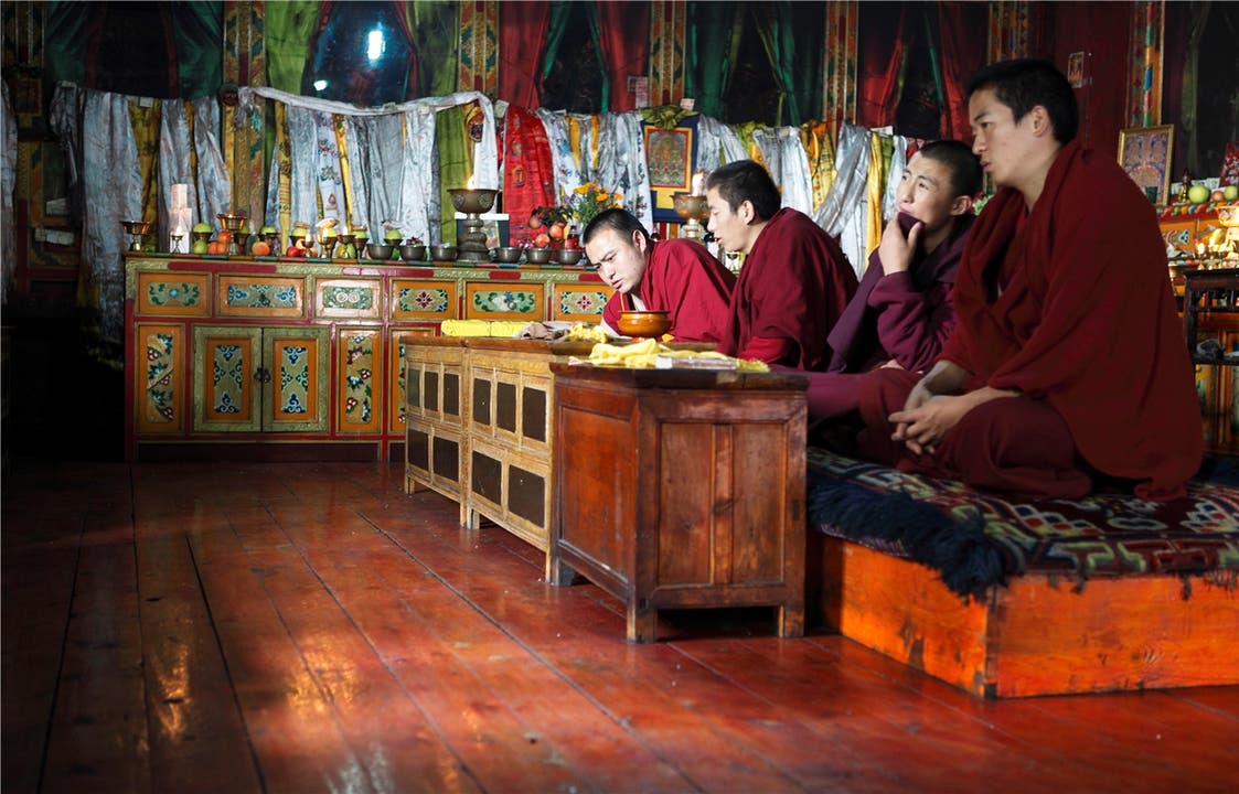 Mönche beten im buddhistischen Anjue-Kloster von Kangding.Martina Katz