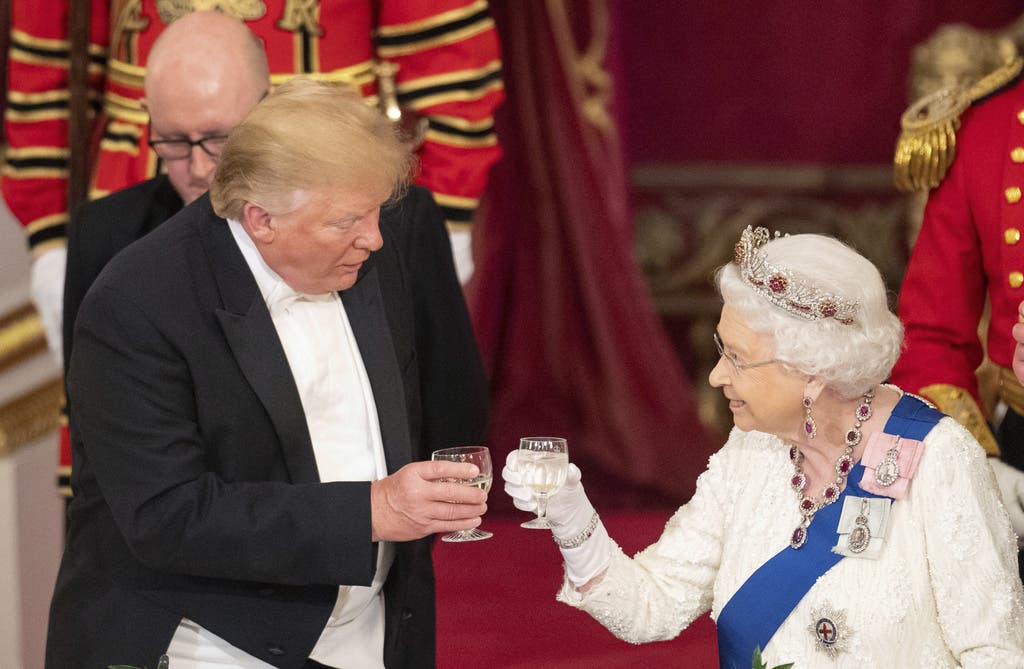 Trump ist erneut auf Staatsvisite in England. Beim Bankett stösst er mit der Queen an. Bei ihrer Rede fallen ihm die Augen zu.