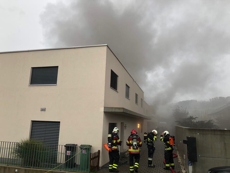Schöftland AG, 19. Oktober: Feuerwehr und Polizei rückten aus, nachdem ein Brandausbruch in einem Kellerraum eines Einfamilienhauses gemeldet wurde. Der Sachschaden ist hoch. Die Polizei hat die Ermittlungen aufgenommen.