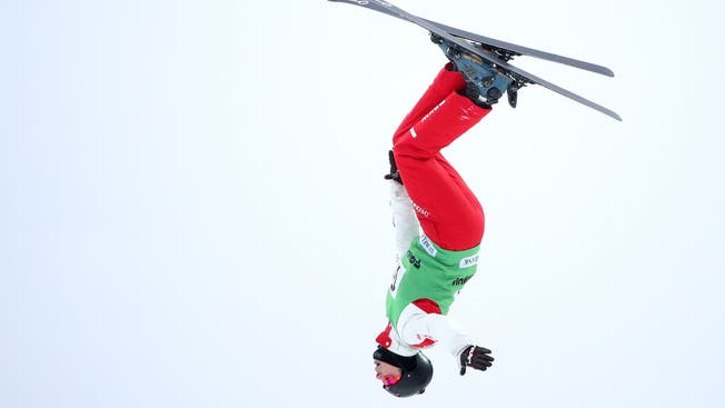 Der Skiakrobat Nicolas Gygax wirbelt in zehn Meter Höhe durch die Luft.