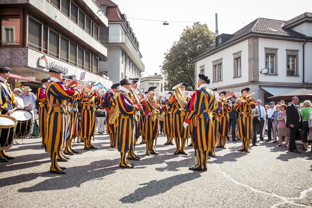 Platzkonzert in Uniform auf dem Schlossbergplatz