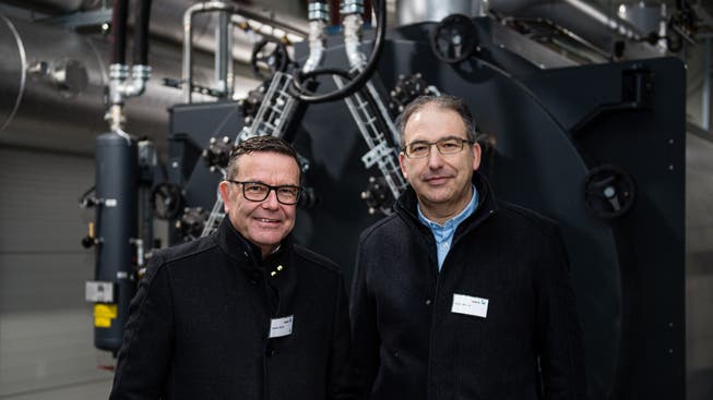 Walter Wirth, Präsident des Verwaltungsrates der BKW AEK Contracting AG, und Geschäftsführer Boris Meyer in der Heizzentrale.