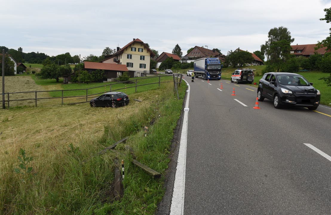 Bülach ZH, 18. Juni: Bei einem Selbstunfall hat sich am Dienstagnachmittag in Bülach ein Autofahrer schwere Verletzungen zugezogen. Der 49-Jährige geriet auf der Winterthurerstrasse in Richtung Embrach aus noch ungeklärten Gründen von der Strasse ab.