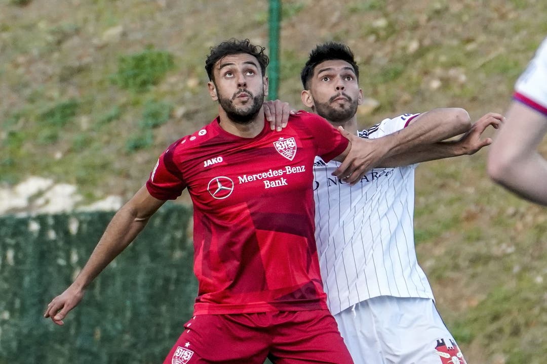 Omar Alderete im zweikampf mit dem Torschüttzen des zweiten Stuttgarter Tores Hamadi Al Ghaddioui.