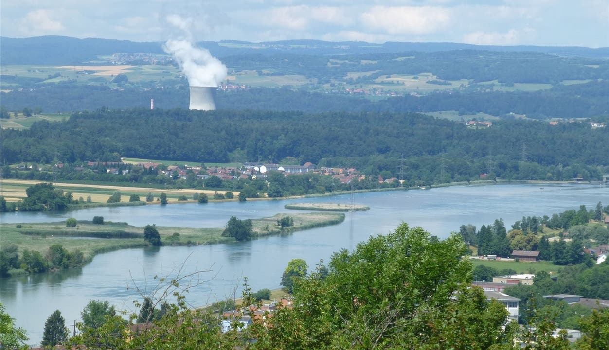 Der Blick über den Klingnauer Stausee von Döttingen her. Am See findet nicht nur die Bevölkerung aus der Region Erholung. Auch Tagestouristen aus der ganzen Schweiz und dem nahem Ausland kommen hierher. Von den Bahnhöfen Klingnau und Döttingen sowie Koblenz sind die meist asphaltierten Uferwege leicht zu erreichen. Parkplätze finden sich bei der Aarebrücke in Kleindöttingen oder unterhalb des Wasserkraftwerks in Koblenz.