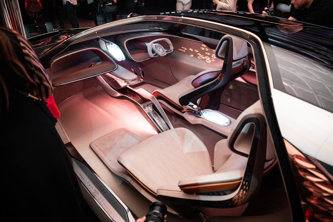 Bentley EXP 100 GT Wie wird luxuriöses Cruisen in 16 Jahren aussehen? "Biometrisches Sitzen" verändert die Sitzkonfiguration und das Reisegefühl im Innern.