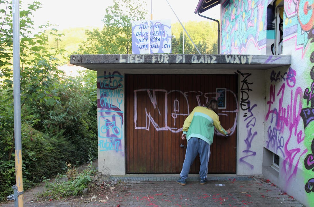 Auch das Garagentor wird für Graffitikunst benutzt.