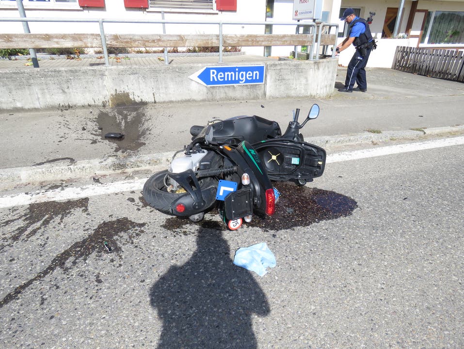 Rüfenach AG, 30. September: Eine Motrorradfahrerin übersieht ein Auto und verletzt sich bei der Kollision leicht.