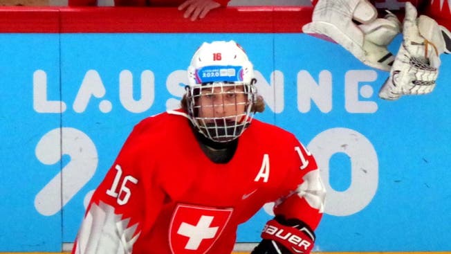 Für einmal im scheinenden Rampenlicht: Der Eishockeyspieler Andrin Locher durfte die Schweiz in Lausanne vertreten.